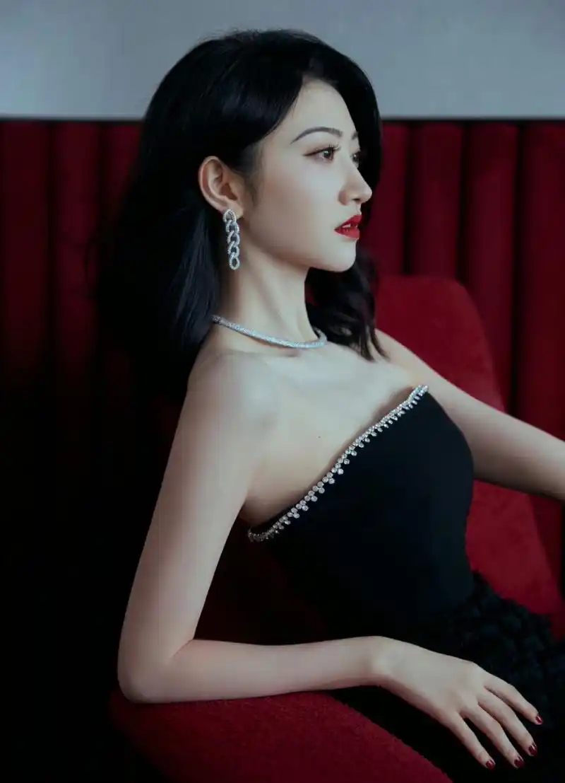 景甜# 一袭黑色抹胸束腰礼裙,肤白貌美的容颜,甜美清纯,窈窕曼妙的