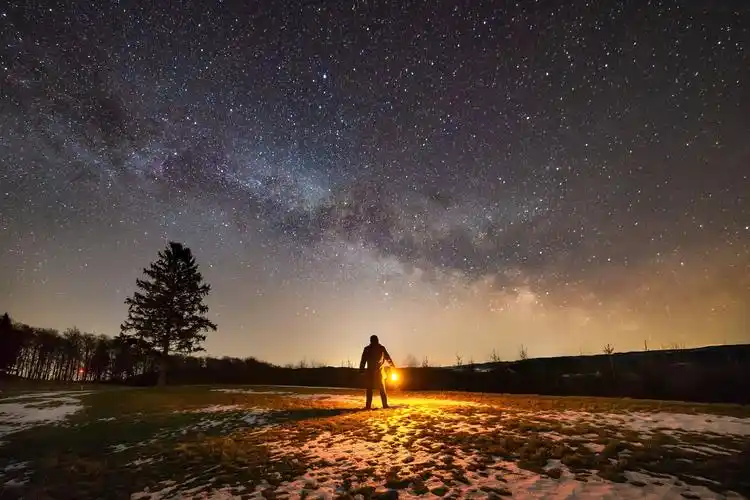 星空下一个人的孤独背影