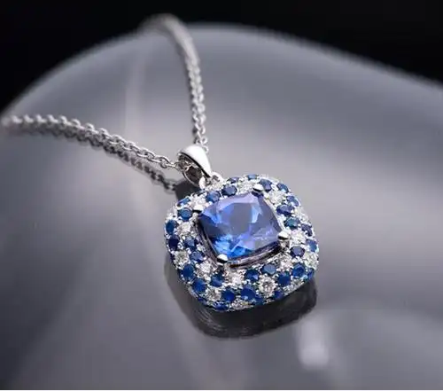 深邃的蓝宝石项链,奢华,耀眼的海蓝色之谜
