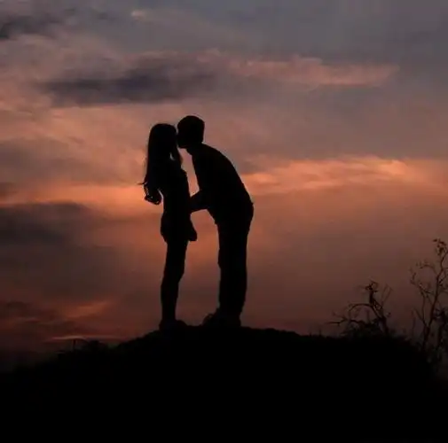 19年男子亲吻女友时被咬断舌头,女友称是正当防卫