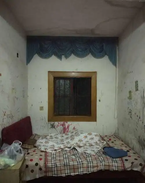 这是房子的原始状况,一个小单间,很简陋.