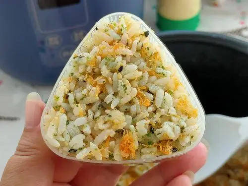 海苔肉松饭团,做法简单,营养均衡又好吃,孩子的最爱_东方养生频道