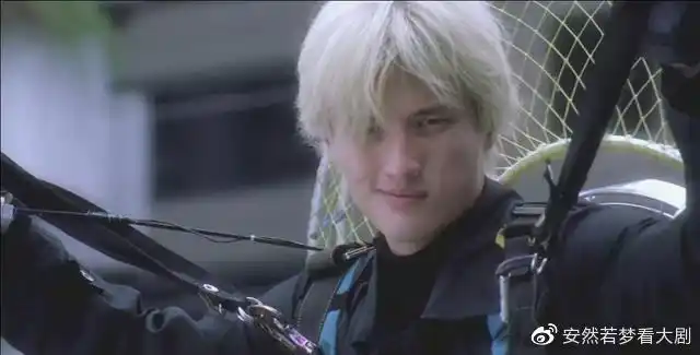 劲让人印象深刻;《半支烟》里的大济,是个霸气外漏,凶狠的古惑仔形象