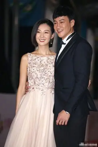 何润东与娇妻合照.