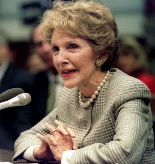 美国前总统里根夫人去世葬礼不用鲜花曾演12部电影