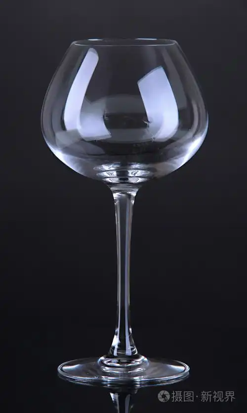 黑色背景上的空酒杯