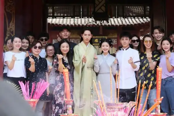 《天雷一步之春花秋月》开机,女主是98年潜力小花赵露思