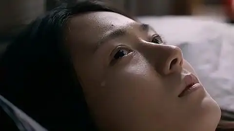 恐怖电影,20岁女孩瘫痪18年,邻居们却抢着照顾她,真相太心酸!