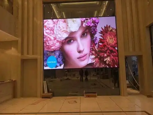 室内全彩led显示屏的优点主要体现在其显示效果相比于其他媒体产品不