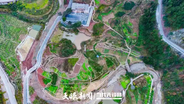 隆冬的习水县土城镇青杠坡村,微风阵阵,青杠坡战役纪念碑高高耸立在