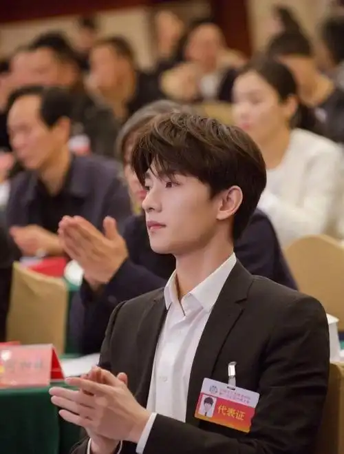 顶着"军艺校草"的称号出道的杨洋,皮肤白皙,脸型和五官真的是无可挑剔