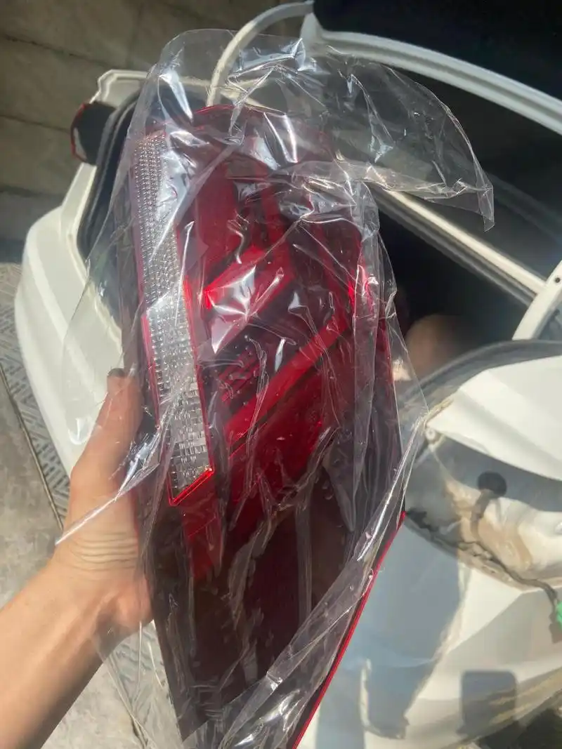 大众新款宝来右后外尾灯总成更换完工!