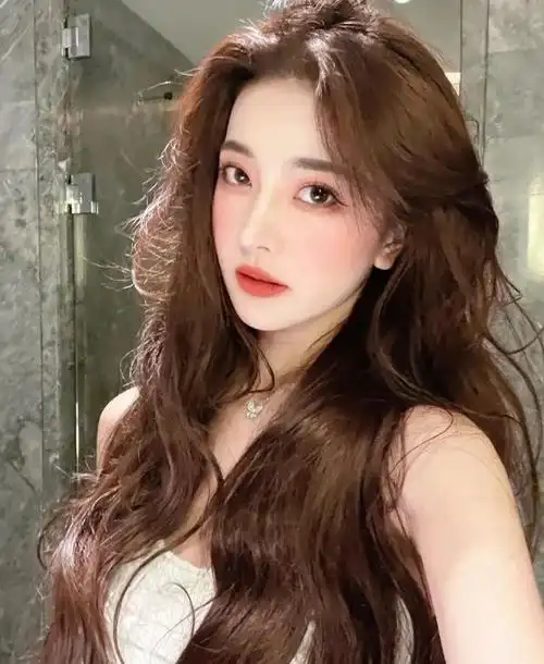 这两年港风,一刀切,漫画刘海等发型陆续大火,连带着黑发的地位飙升.