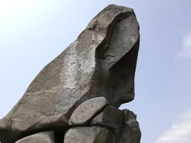 极像一个女人面南而跪,祈盼着什么似的,称为"望夫石",此处流传着一个