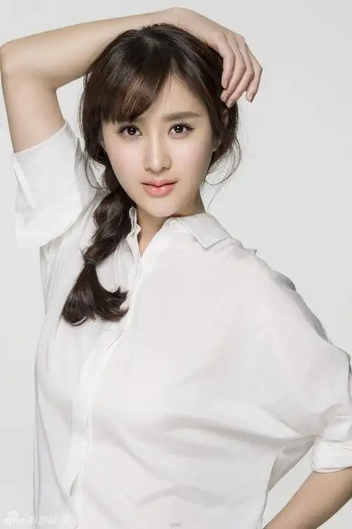 组图:郑媛元初秋写真 风衣加身清爽干练