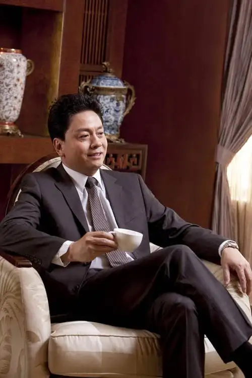 东方人,成年人,中年人,老年人,一个人,商务人士,商务男性,坐,微笑,竖