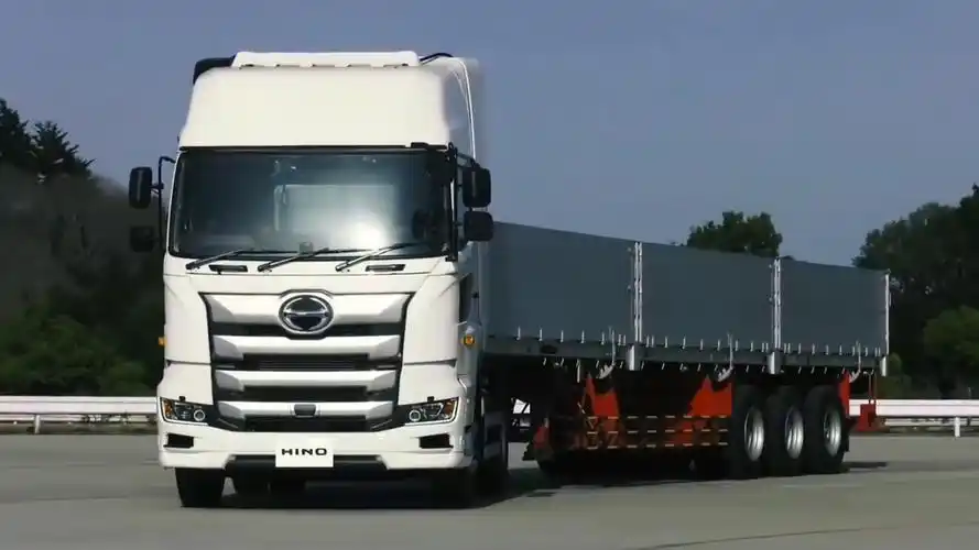 日野卡车的车架,空溜溜的展示出来了