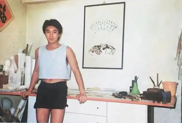 周星驰33年前旧照罕见曝光大秀美腿细腰模样很青涩
