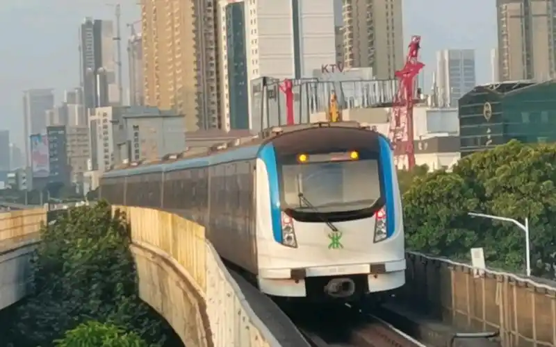 【深圳地铁】三号线rotem牵引列车出双龙站