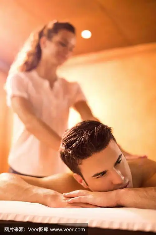 男人接受背部按摩.