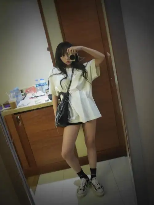 宇宙少女程潇晒美照 白t短裤对镜自拍大秀美腿