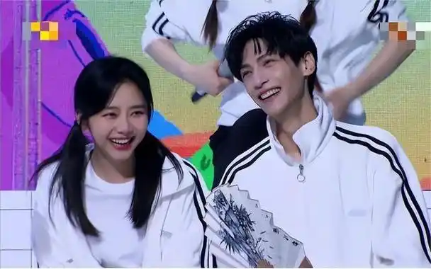 "单向箭头"熊梓淇熊梓淇对谭松韵的偏爱真的非常明显.