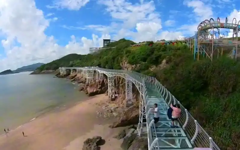 龙门沙滩上的玻璃桥