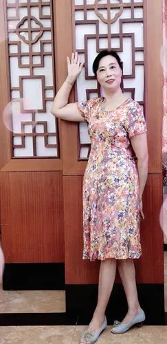 樱桃柳叶香腮粉, 百媚千娇美裙钗.