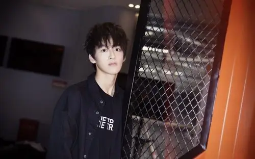 小鲜肉何洛洛休闲帅气图片