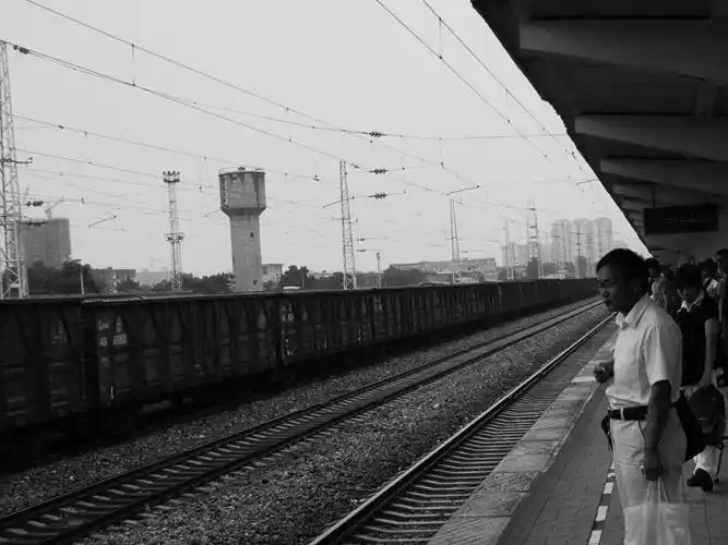 2 br /> 在火车站内站台等候列车来临时常事儿,焦急的等待无奈的表情