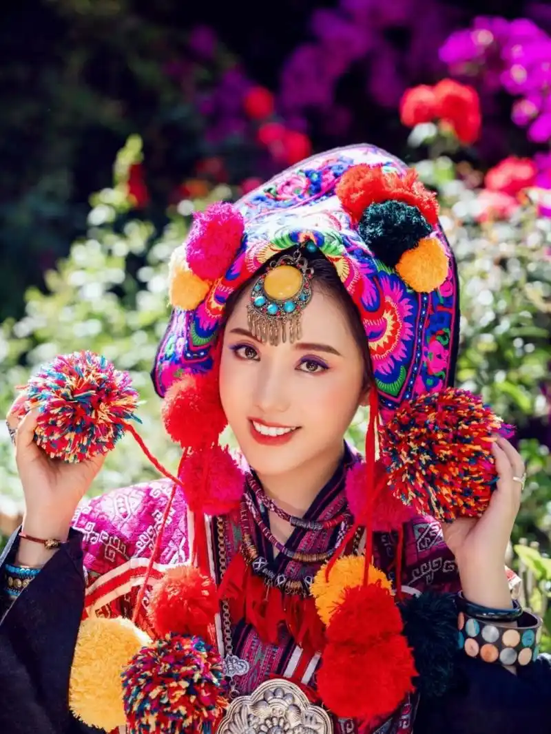 花苗族服饰 花苗,苗族六大支系之一,他们的服装非常艳丽,花色繁多