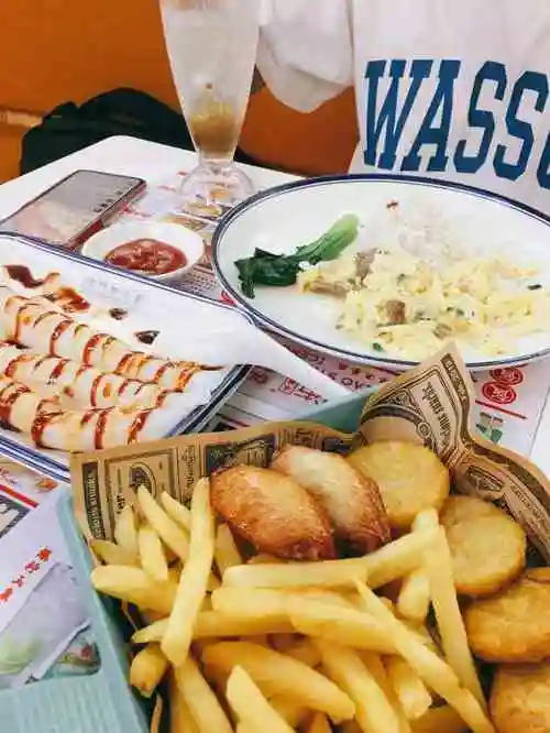 澳门街冰室茶餐厅(创意园店)-"在创意产业园喷水池旁边的呢,很好找;人