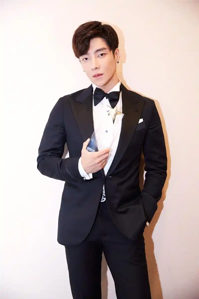 高瀚宇亮相颁奖典礼 斩获新锐艺人大奖