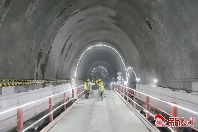 天陇铁路新麦积山隧道3号,4号斜井双双掘进突破1000米