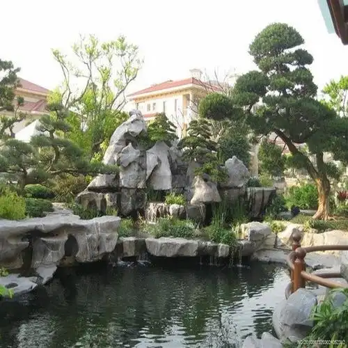 中式古典太湖石假山搭配流水绿化鱼池建造过滤池喷漆雾化风景太湖石