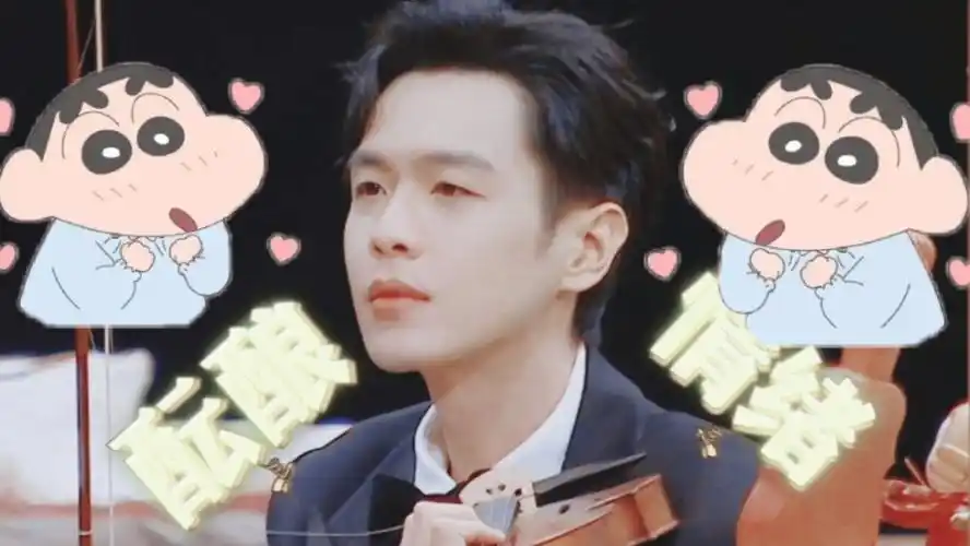 周雨彤手捧铃兰明媚温婉浅蓝条纹蕾丝裙独食烤肉,取悦自己今晚必须来