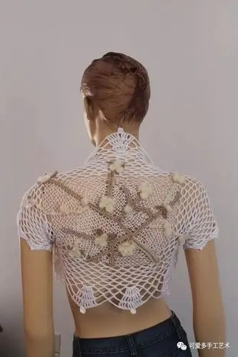 钩编图解教程我们来学习钩针小外套的钩法教程先钩出衣服的后片,然后