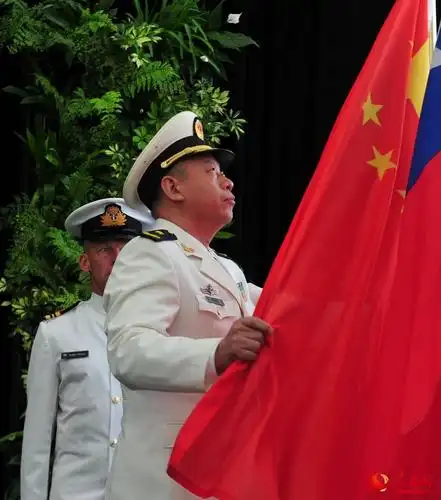 北海舰队副司令员黄新建庄严地将中国国旗立在活动现场. 李晓摄