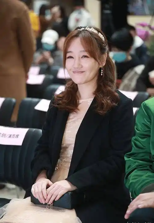 42岁薛佳凝老得太快,穿公主裙挡不住松弛肌肤,暗沉肤色更显憔悴_状态