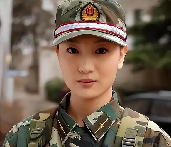 回顾美女军花侯梦莎和吴京搭档出演军旅剧走红现幸福美满