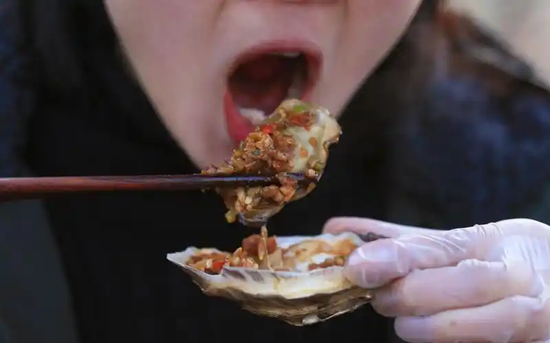 蒜蓉生蚝,张大口吃才叫爽,一口咬下去满嘴流油,看饿了