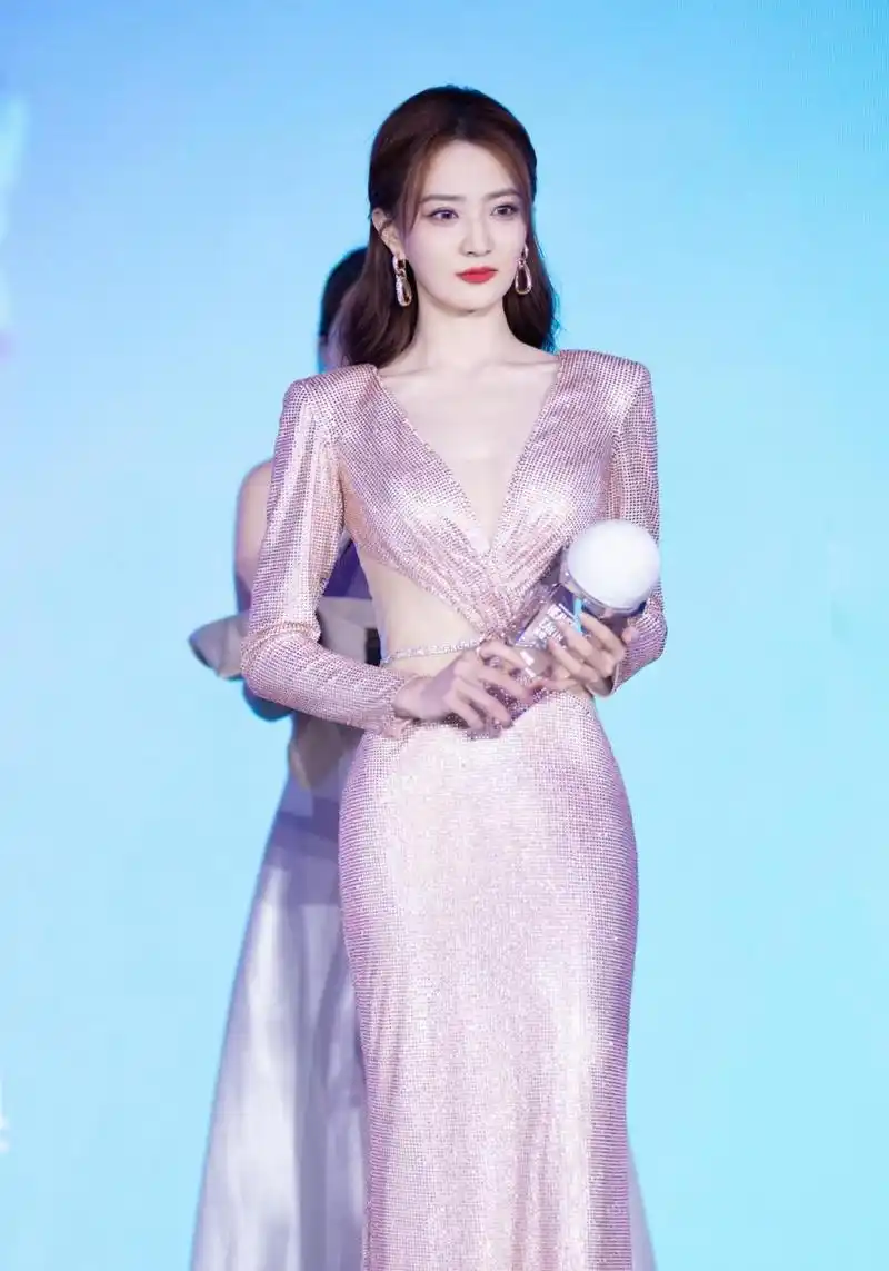 徐璐今日身穿粉色渐变礼服出席红毯 徐璐今日身穿ivanyong粉色渐变