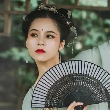 娇艳带折扇女生头像唯美古风真人头像