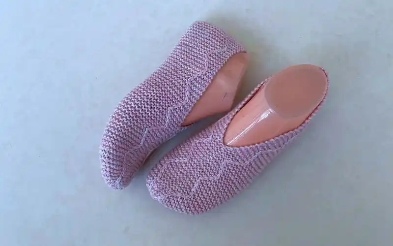 【轻描编织】一片式地板袜的视频教程,搓板针为主,袜口的波浪纹是亮点