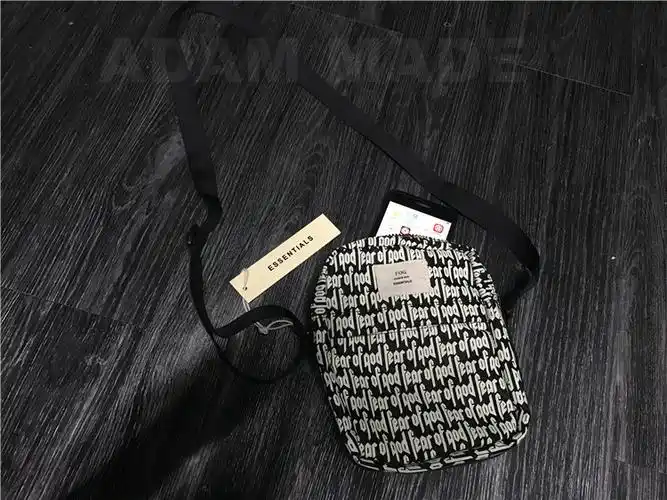 潮牌fearofgodfog满印弹幕男女单肩背包斜跨包印花新款蹦迪包满印弹幕