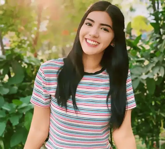 原创墨西哥少女中的萝莉风多元素裙类穿搭遮肉显高挑