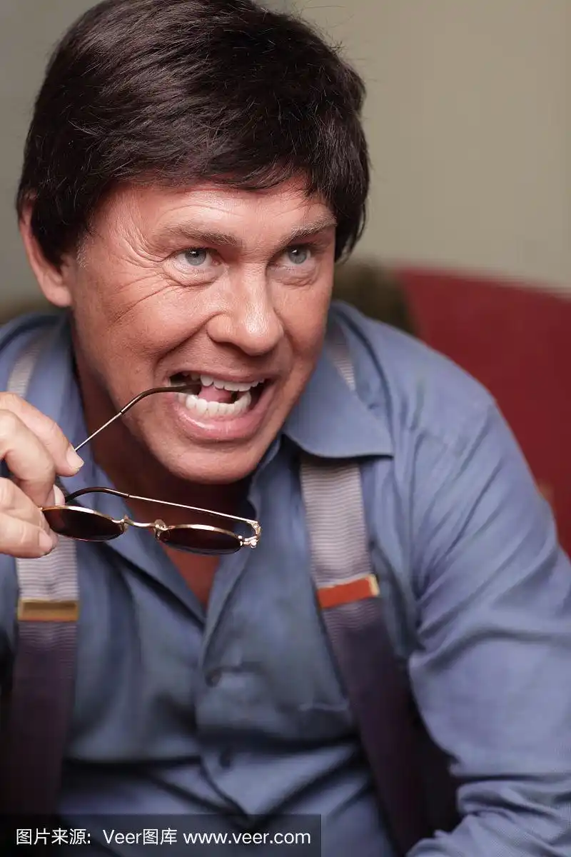 男商人,奇异的,垂直画幅,斜眼看,面部表情