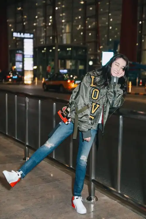 热巴出席时装周一身休闲装扮青春洋气又时髦