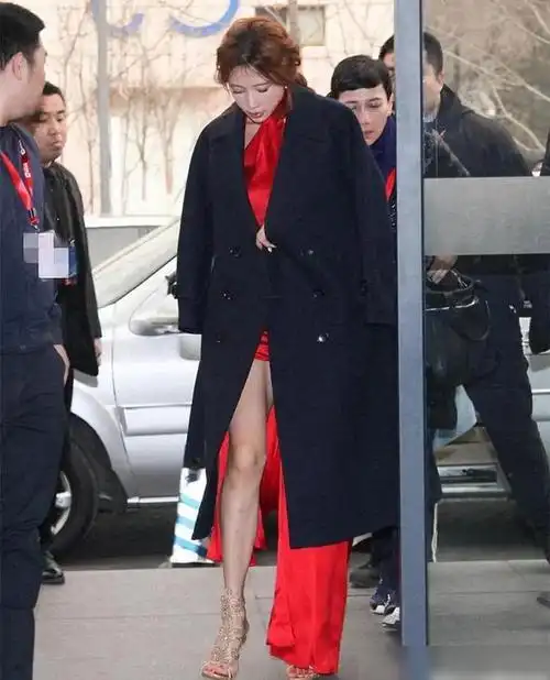 林志玲为了美真拼了开叉直接到腿根看起来冻到不会说话