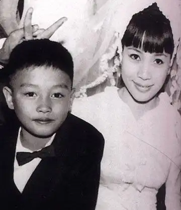 旧照看哥哥往事张国荣鲜为人知的家世